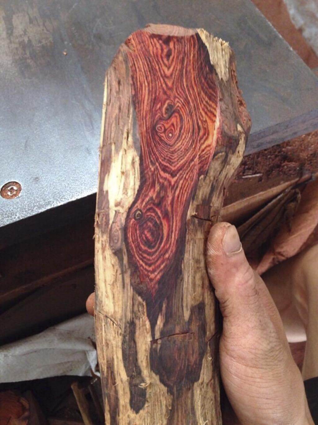 Cách nhận biết vòng gỗ sưa thật giả thông qua mùi hương trên vòng
